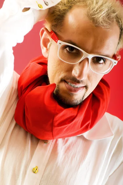 Człowiek z czerwonym szalikiem na kolorowym tle — Zdjęcie stockowe