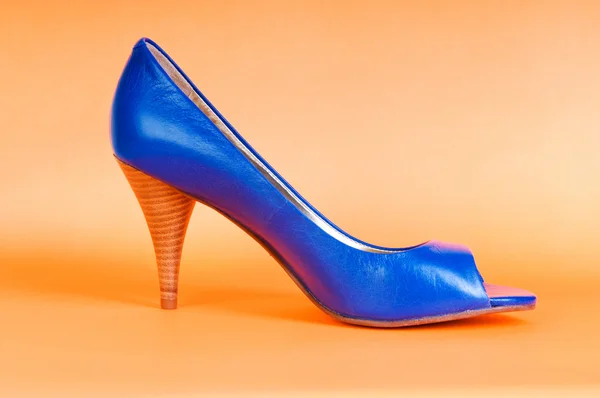 Mode concept met blauw vrouw schoenen op hoge hakken — Stockfoto