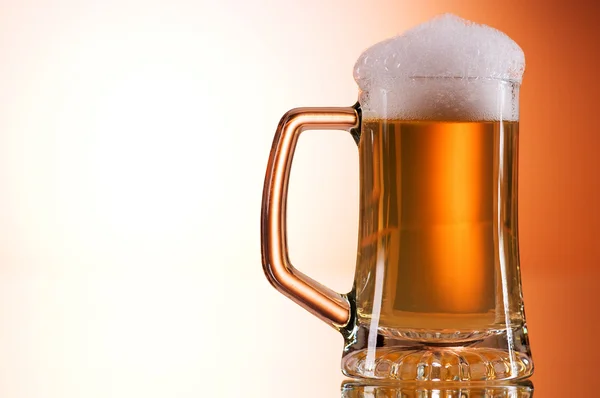 Biergläser vor dem farbenfrohen Hintergrund — Stockfoto