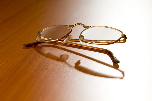 Ανάγνωση γυαλιά στο παρασκήνιο ξύλινα — Φωτογραφία Αρχείου