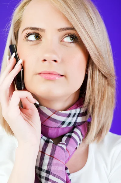 Blond girl talking on mobile phone — Stock Photo, Image