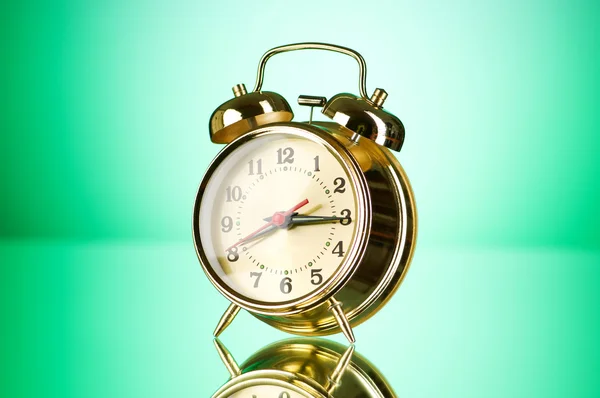 Концепція часу годинник тривоги на барвистому фоні — стокове фото