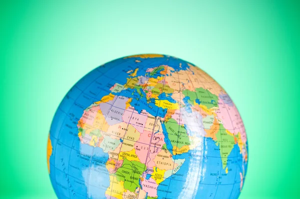 Conceito de globalização globo contra gradiente colorido backgrou — Fotografia de Stock