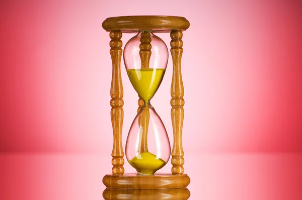 시간 개념-그라데이션 배경 모래 시계 — 스톡 사진