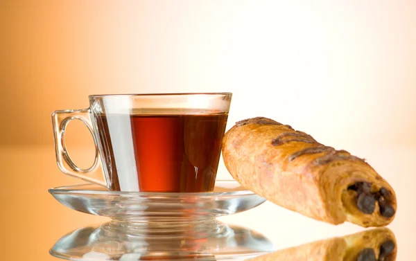 Chá e croissants no fundo reflexivo — Fotografia de Stock