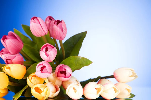 Bouquet de tulipes colorées sur la table — Photo
