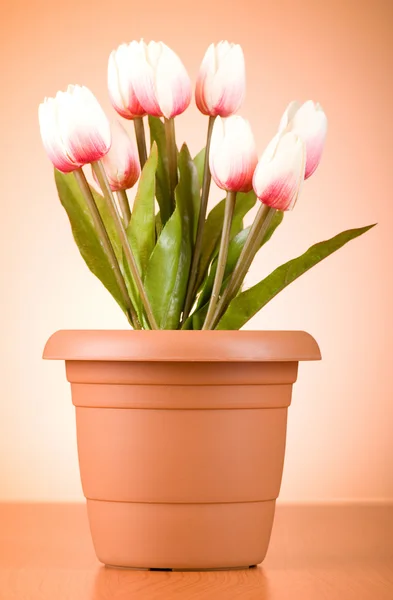 En haug med tulipanblomster på bordet – stockfoto