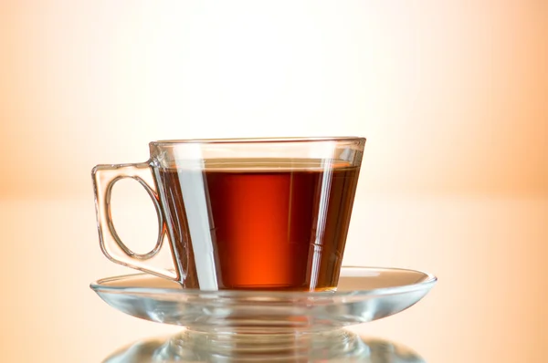 Tasse Tee auf der reflektierenden Oberfläche — Stockfoto
