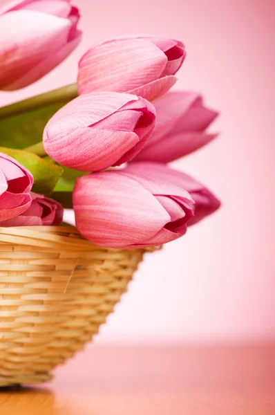 Mazzo di fiori di tulipano sul tavolo — Foto Stock