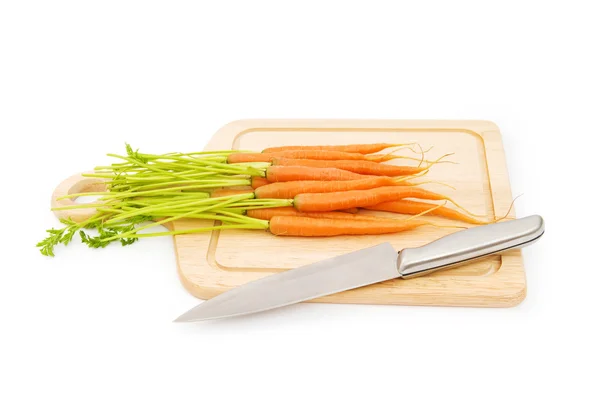Свіжа морква ізольована на білому — стокове фото