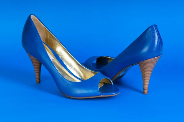 Yüksek topuklu ayakkabılarla mavi kadın moda kavramı — Stok fotoğraf