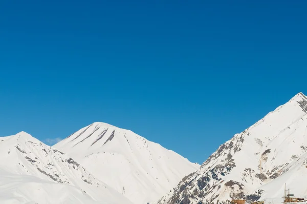 Vysoké hory pod sněhem v zimě — Stock fotografie