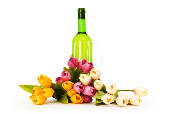 Vino y flores aisladas sobre el fondo blanco — Foto de Stock
