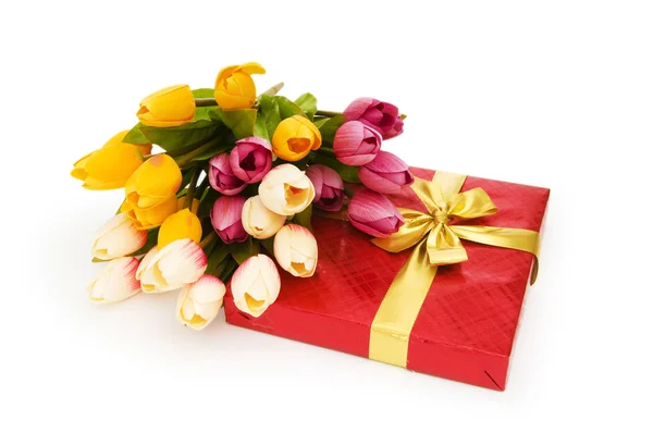 Подарункова коробка і квіти ізольовані на білому тлі — стокове фото