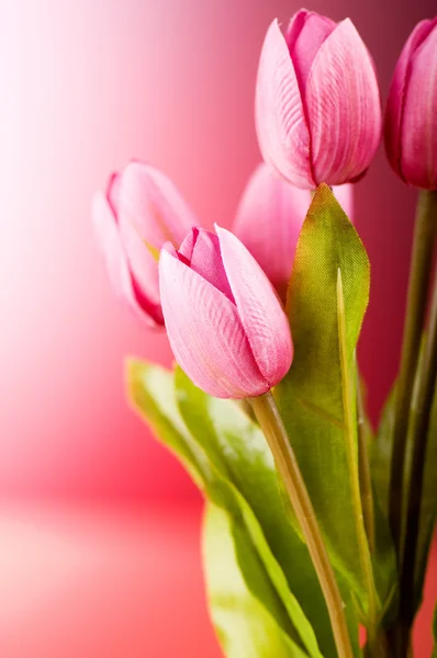 Ramo de coloridos tulipanes sobre la mesa —  Fotos de Stock