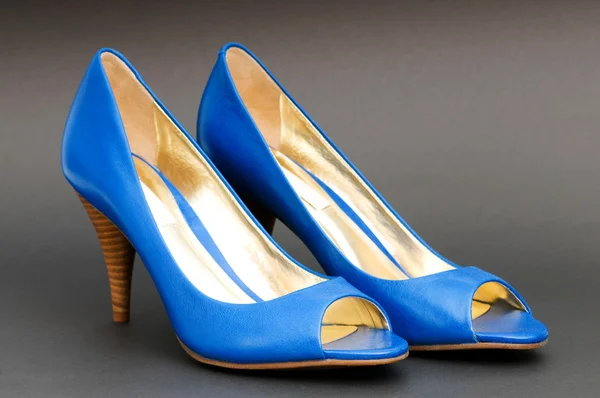 Concepto de moda con zapatos de mujer azul en tacones altos — Foto de Stock