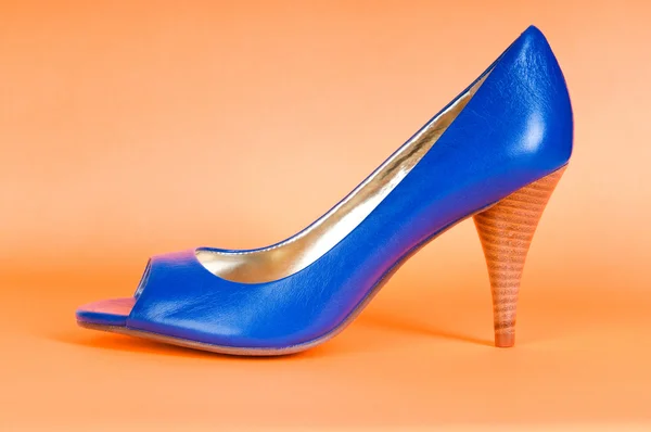 Concept de mode avec chaussures femme bleu sur talons hauts — Photo