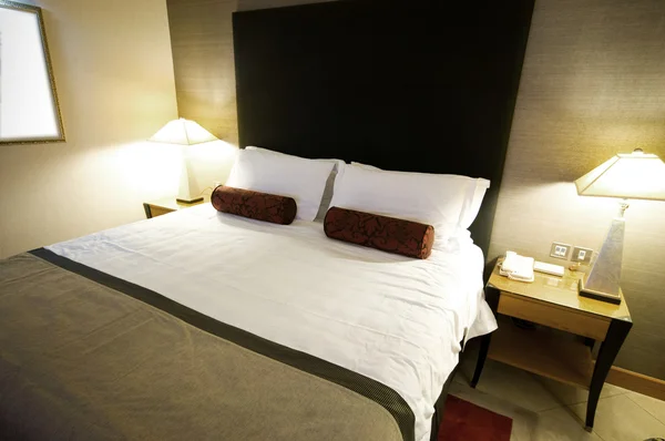 Διπλό κρεβάτι στο δωμάτιο του ξενοδοχείου — Φωτογραφία Αρχείου