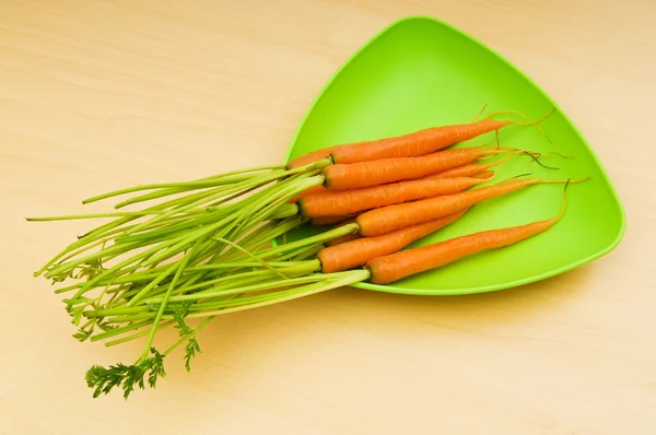 Zanahorias frescas en la mesa de madera —  Fotos de Stock