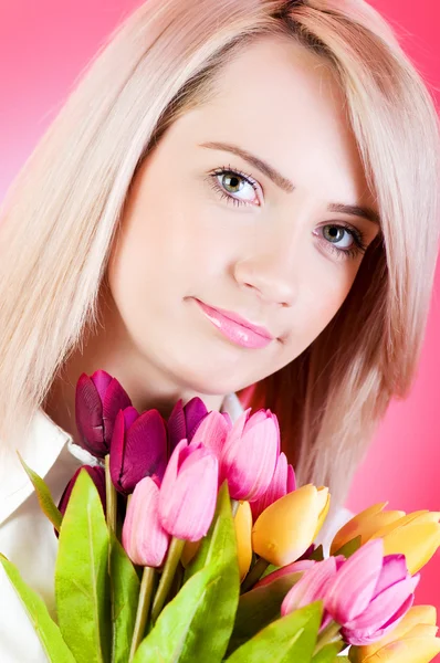 Blond tjej med blommor — Stockfoto