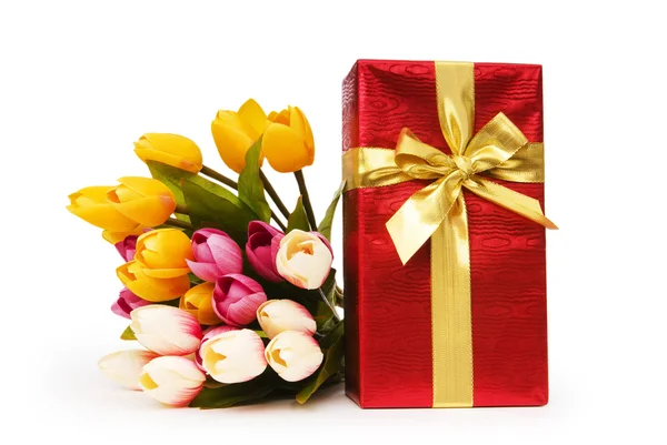 Geschenkdoos en bloemen geïsoleerd op de witte achtergrond — Stockfoto