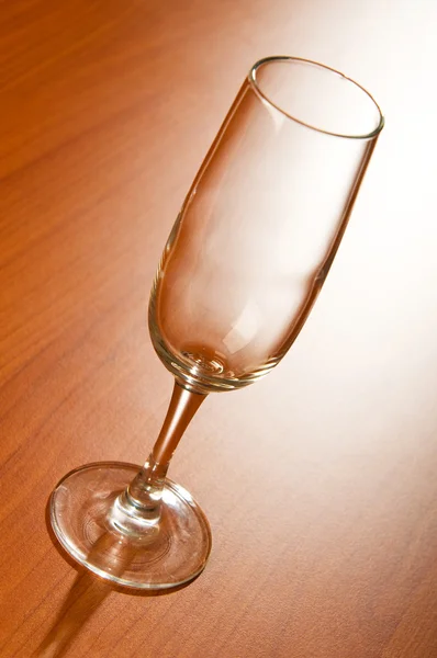 木製の背景に対してワイングラス — ストック写真