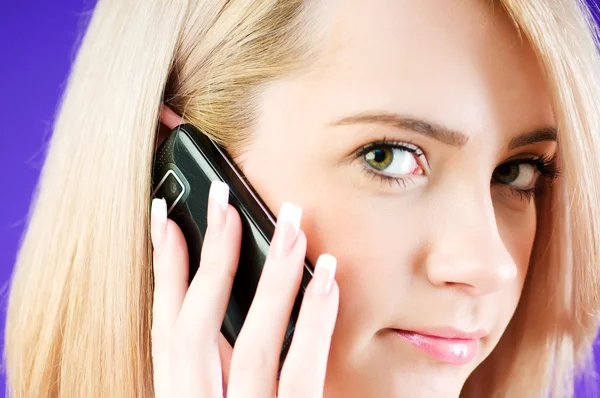 Blond fille parler sur téléphone mobile — Photo
