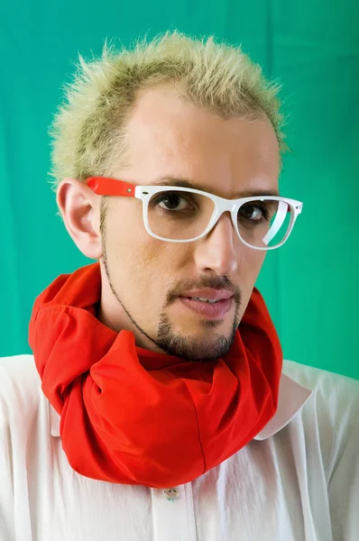 Man med röd halsduk mot färgad bakgrund — Stockfoto