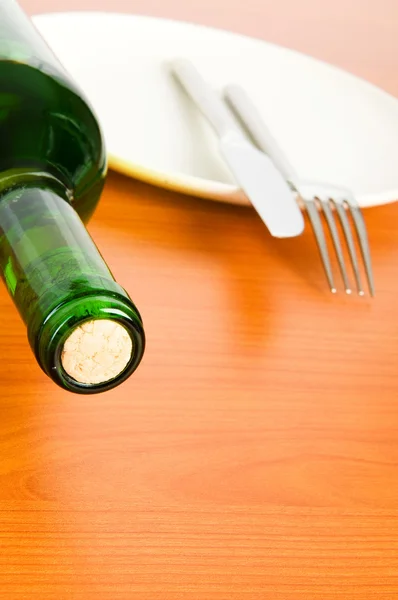 Butelka wina na stole drewniane — Zdjęcie stockowe