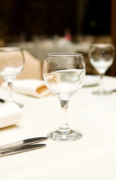 Gelas anggur di atas meja - kedalaman bidang yang dangkal — Stok Foto
