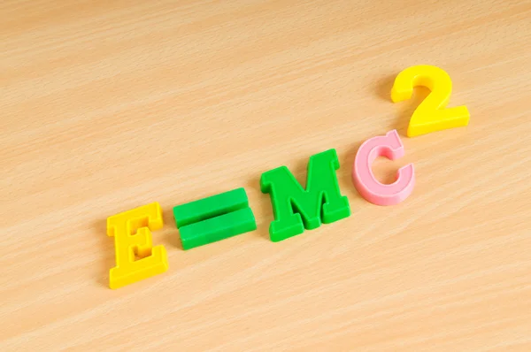 Famosa fórmula de Einstein hecha de números de plástico — Foto de Stock