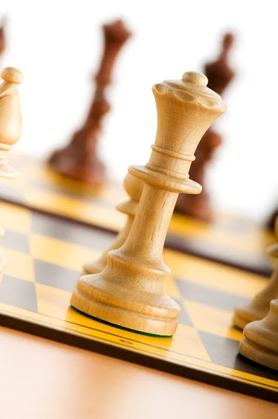 Schachfiguren auf dem Spielbrett — Stockfoto