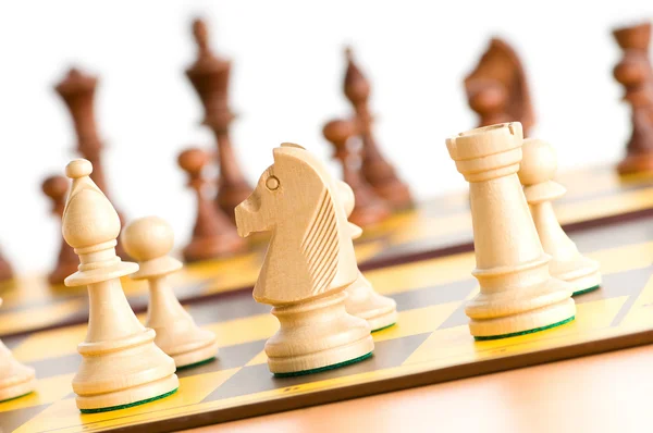 Набір шахових фігур на ігровій дошці — стокове фото