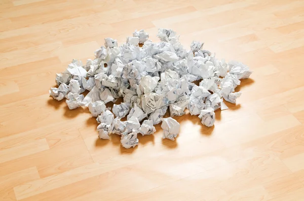 Beaucoup de papier poubelle sur le sol en bois — Photo