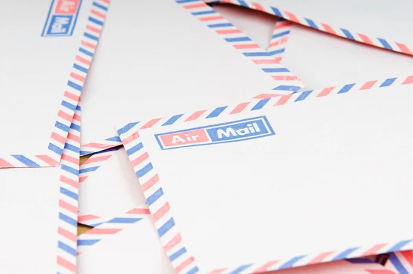 Mail fogalom-val sok borítékot az asztalon — Stock Fotó