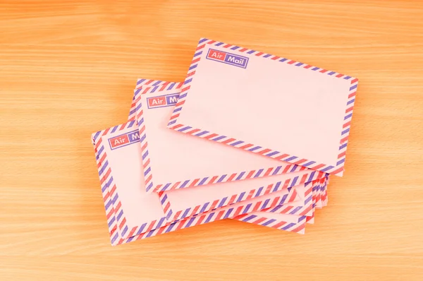 Postkonzept mit vielen Umschlägen auf dem Tisch — Stockfoto