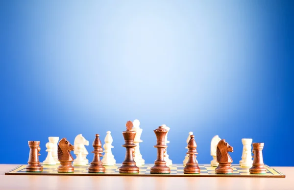 Conjunto de figuras de ajedrez en el tablero de juego — Foto de Stock