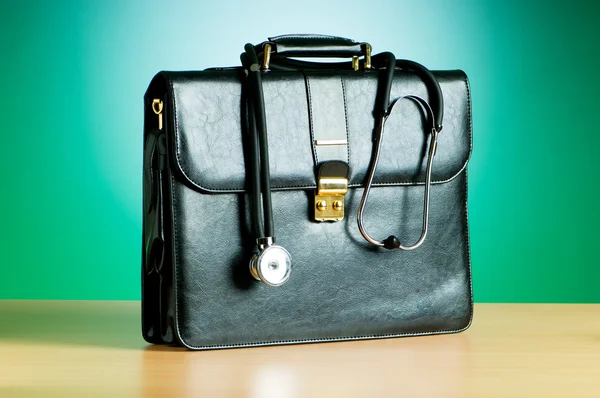 Doctor's geval met stethoscoop tegen kleurrijke achtergrond — Stockfoto