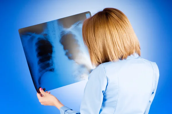 Kobieta lekarz dokładnie x-ray pacjenta — Zdjęcie stockowe