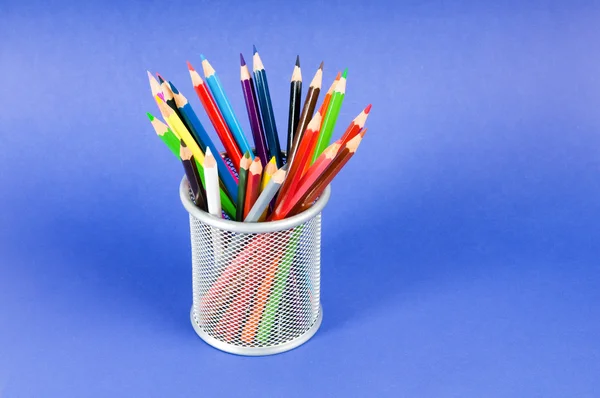 Muchos lápices de colores en el fondo de color — Foto de Stock