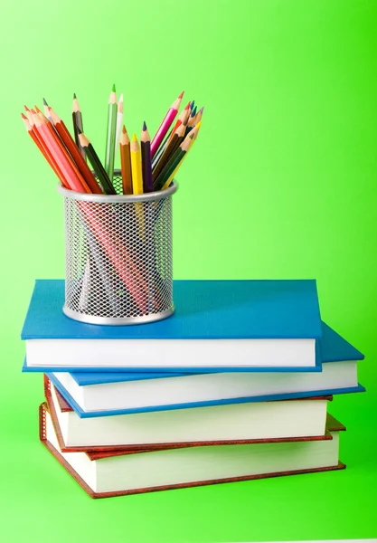 पुस्तके आणि पेन्सिलसह शाळा संकल्पना परत — स्टॉक फोटो, इमेज