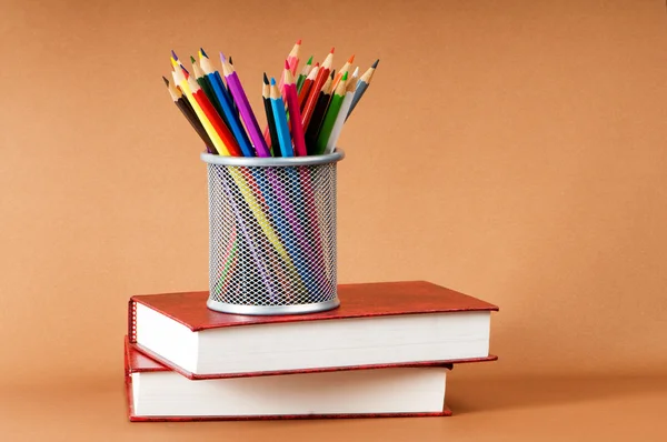 Kitap ve kalem ile okul kavramı geri — Stok fotoğraf