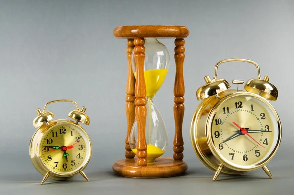 Conceito de tempo com relógio e vidro de hora — Fotografia de Stock