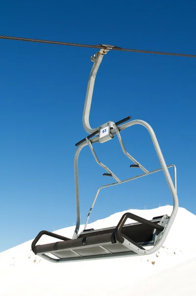 Chaises de remontées mécaniques le jour d'hiver lumineux — Photo