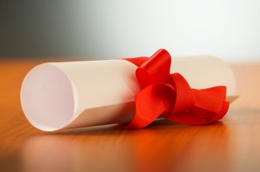 Eğitim kavramı - diploma rulo ahşap tablo