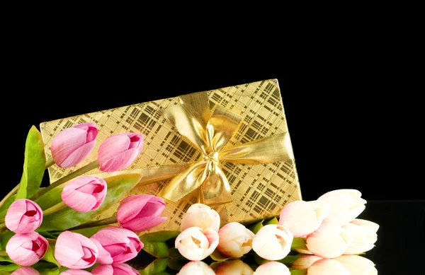 Concepto de celebración - caja de regalo y flores de tulipán —  Fotos de Stock