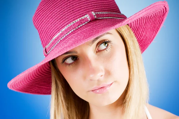 グラデーションの背景に対してビーチ帽子を持つ若い女の子 — ストック写真