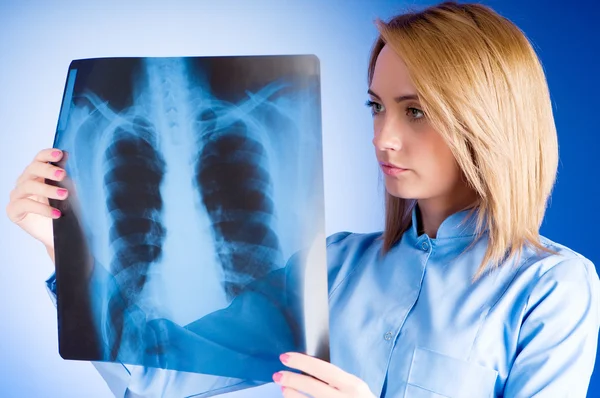 Ženský lékař pečlivě rentgen pacienta — Stock fotografie