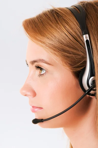 Jovem operador de call center com o fone de ouvido — Fotografia de Stock