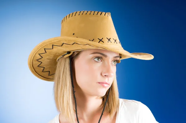Chica joven con sombrero de vaquero en el estudio —  Fotos de Stock